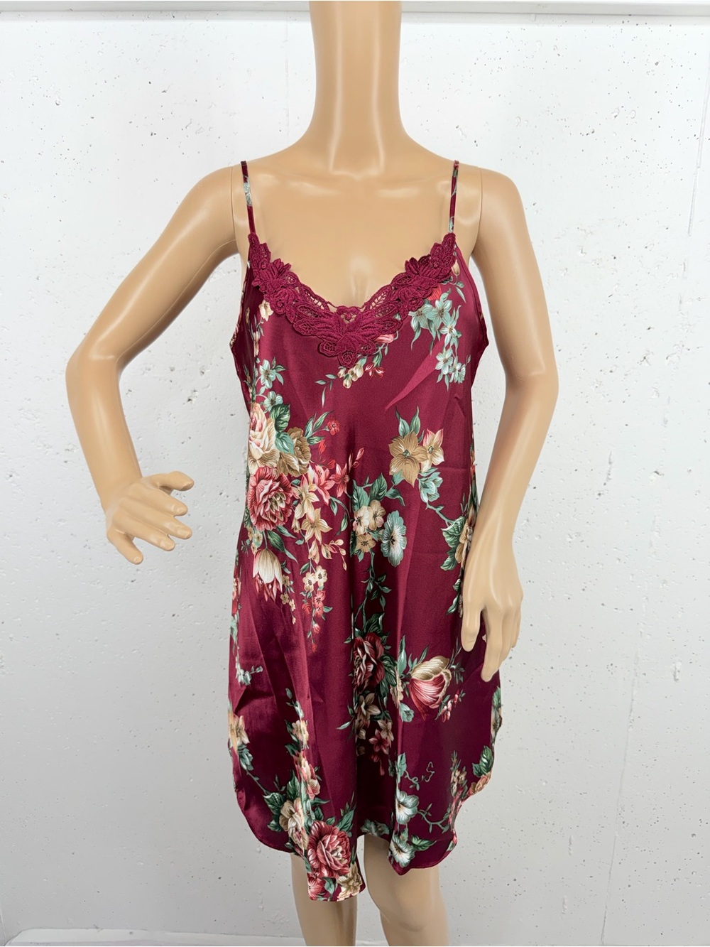 Vintage Dentelle Women’s size Medium Burgundy Floral Nightgown & storage sack